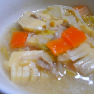 体が温まる　野菜たっぷり中華スープ